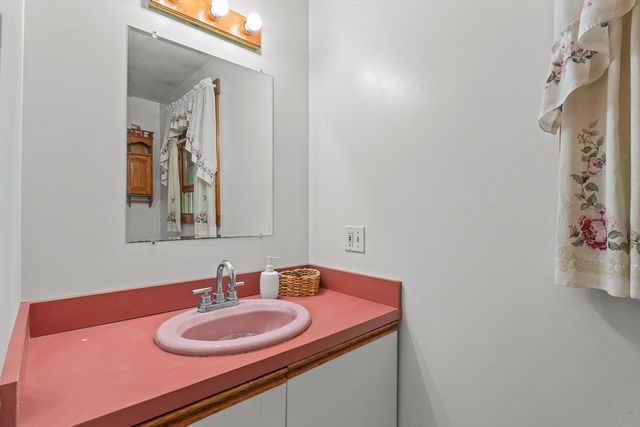 286 Mendall Rd, Acushnet, MA 02743