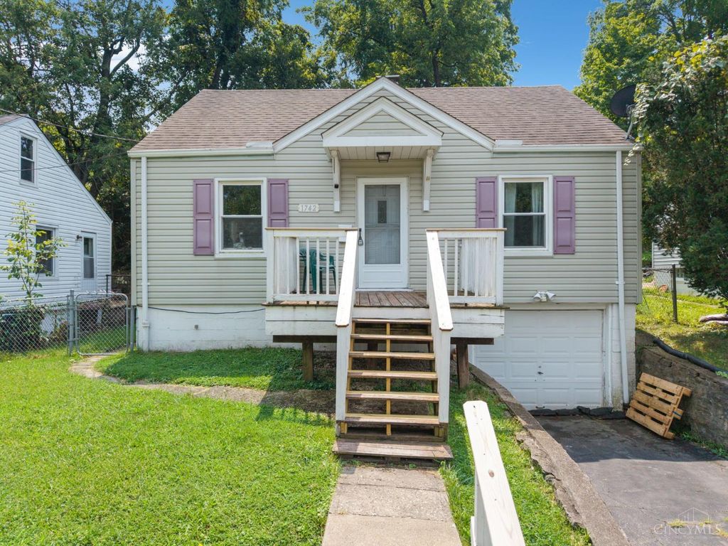 1742 Ashbrook Drive, Cincinnati, OH 45238
