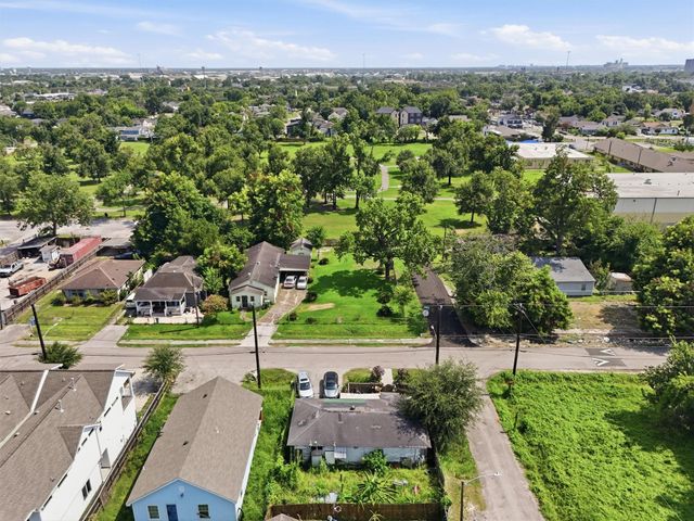 5102 Noble Street, Houston, TX 77020