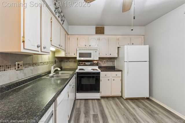 15209 Renshaw Drive, Clinton Charter Township, MI 48038