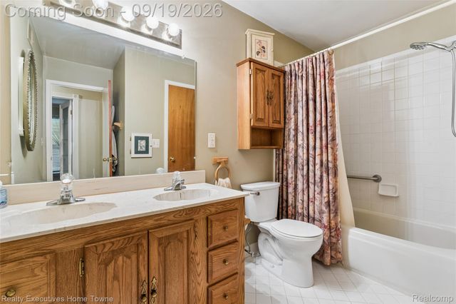 15209 Renshaw Drive, Clinton Charter Township, MI 48038