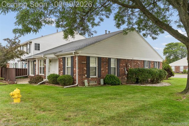 15209 Renshaw Drive, Clinton Charter Township, MI 48038