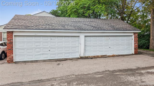 15209 Renshaw Drive, Clinton Charter Township, MI 48038