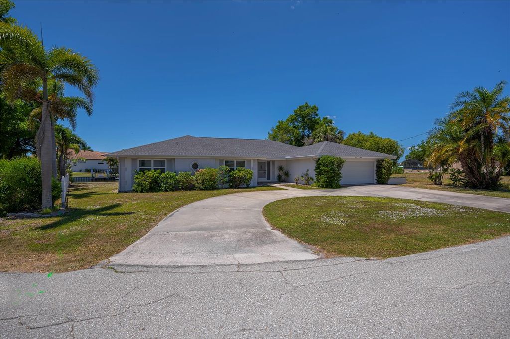 Image 5 of property listing at 137 SINCLAIR STREET SE, Port Charlotte, FL 33952