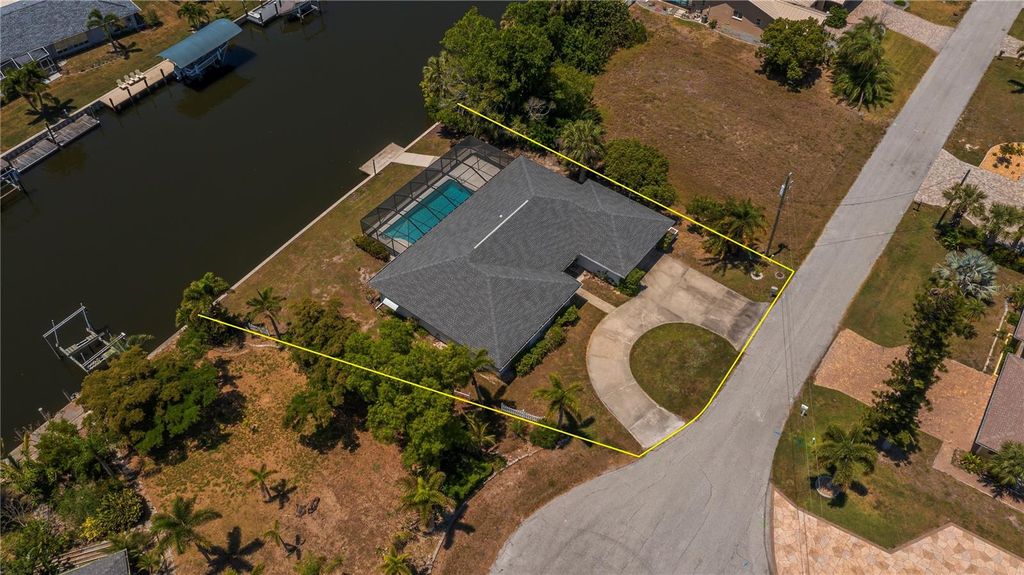 Image 7 of property listing at 137 SINCLAIR STREET SE, Port Charlotte, FL 33952
