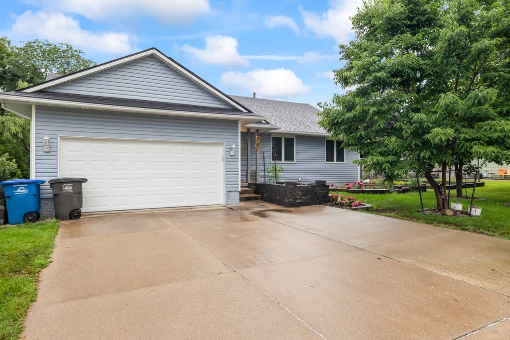3006 Shadow Creek Lane, Des Moines, IA 50320