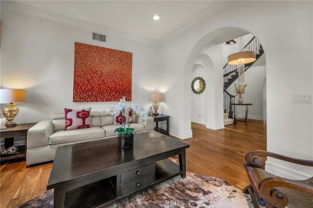 8001 Ocean Bluff, Los Angeles, CA 90045