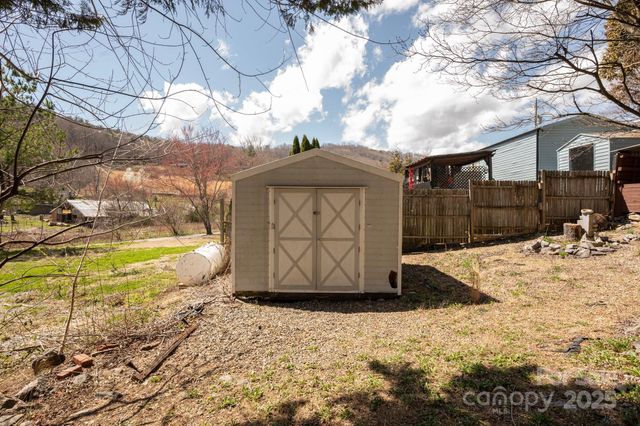 6 Wisteria Court, Asheville, NC 28806