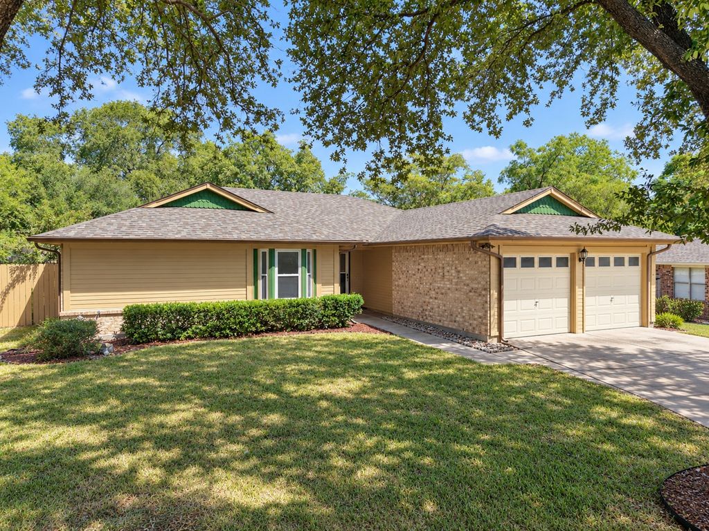 2336 Carlisle Court, Grand Prairie, TX 75052 — exterior