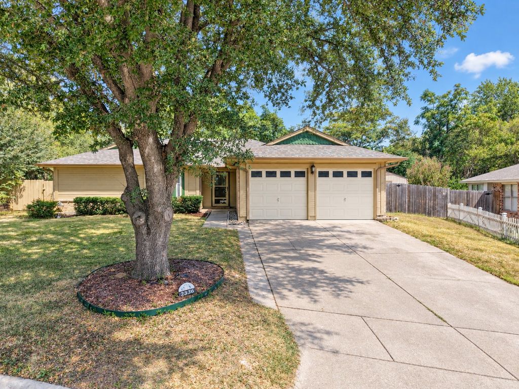 2336 Carlisle Court, Grand Prairie, TX 75052 — photo 4