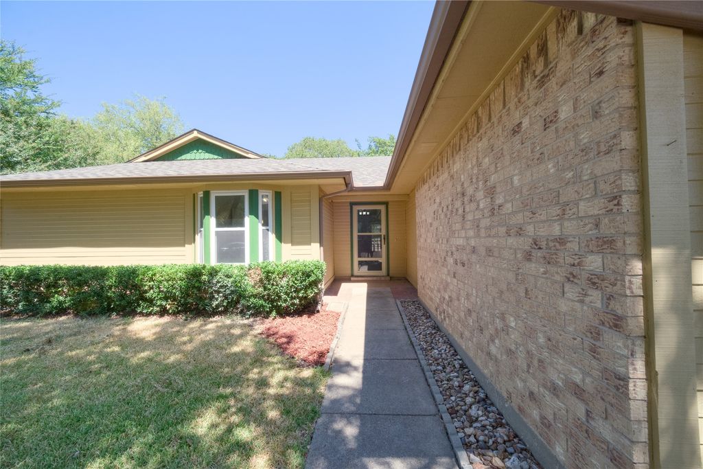 2336 Carlisle Court, Grand Prairie, TX 75052 — photo 5