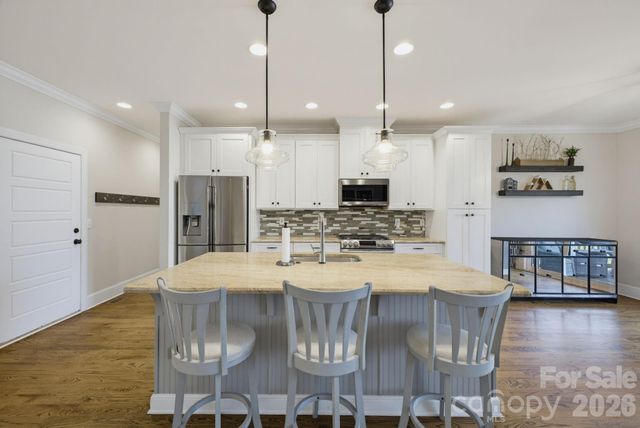 1210 39th Avenue NE, Hickory, NC 28601