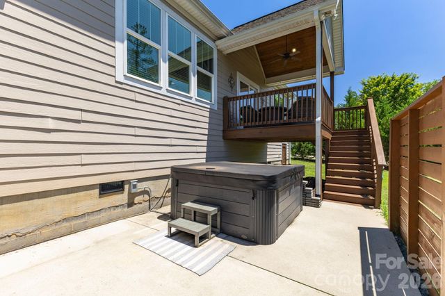 1210 39th Avenue NE, Hickory, NC 28601
