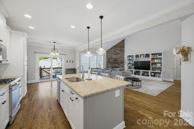 1210 39th Avenue NE, Hickory, NC 28601