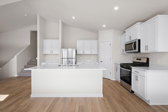 606 Redwood Loop N, Cambridge, MN 55008