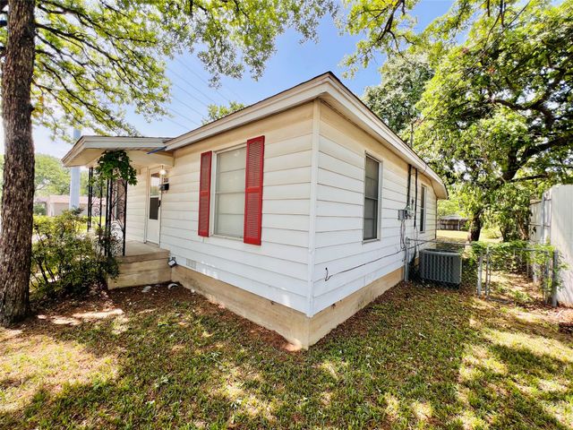 2101 Layton Avenue, Haltom City, TX 76117