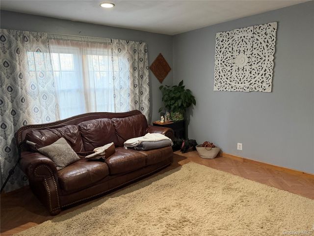 11 bittermint, Islip, NY 11751