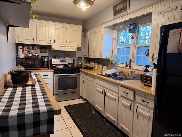 11 bittermint, Islip, NY 11751