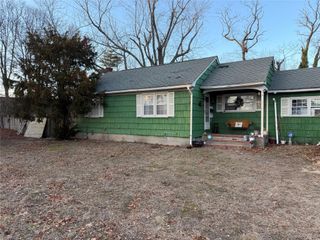11 bittermint, Islip, NY 11751