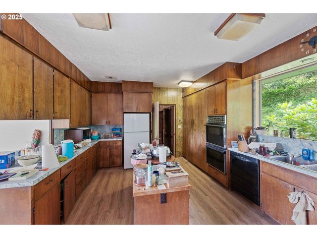 67118 W WESTVIEW Rd, North Bend, OR 97459