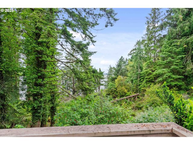 67118 W WESTVIEW Rd, North Bend, OR 97459