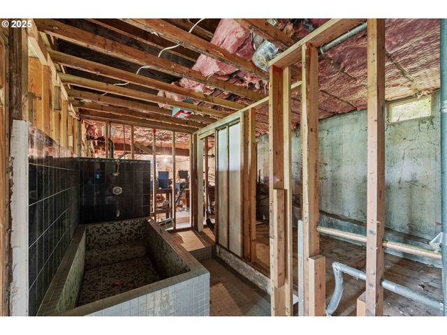 67118 W WESTVIEW Rd, North Bend, OR 97459