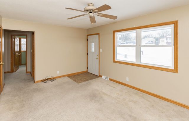 3827 E 27th Street, Des Moines, IA 50317