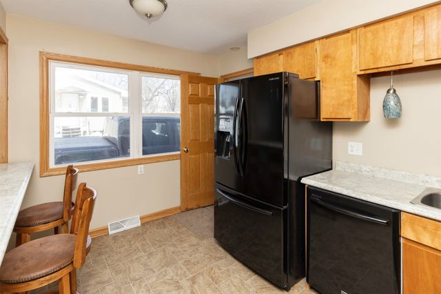 3827 E 27th Street, Des Moines, IA 50317