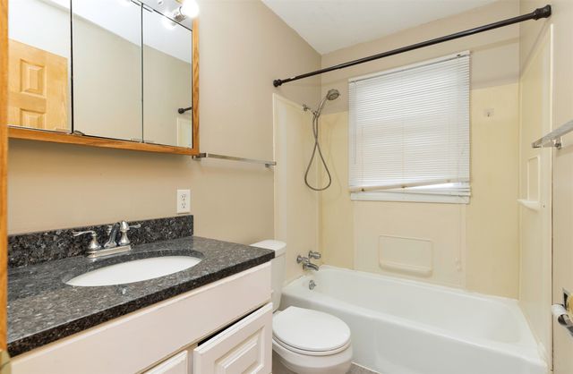 3827 E 27th Street, Des Moines, IA 50317