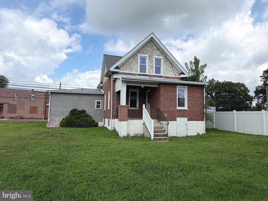 207 S GOVERNOR PRINTZ BLVD, ESSINGTON, PA 19029 — exterior