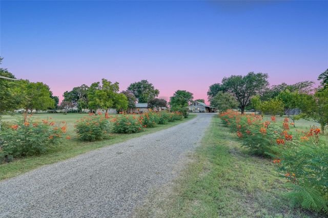 2421 Post Oak RD, Webberville, TX 78653