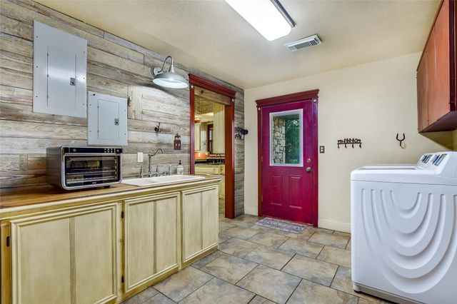 2421 Post Oak RD, Webberville, TX 78653
