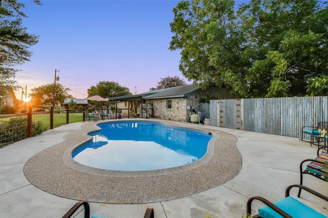 2421 Post Oak RD, Webberville, TX 78653