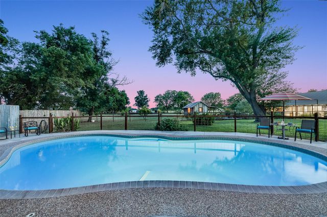 2421 Post Oak RD, Webberville, TX 78653