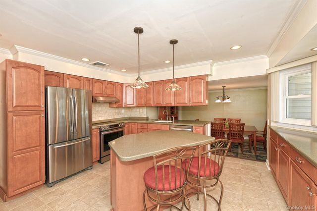 534 Hyman Avenue, West Islip, NY 11795