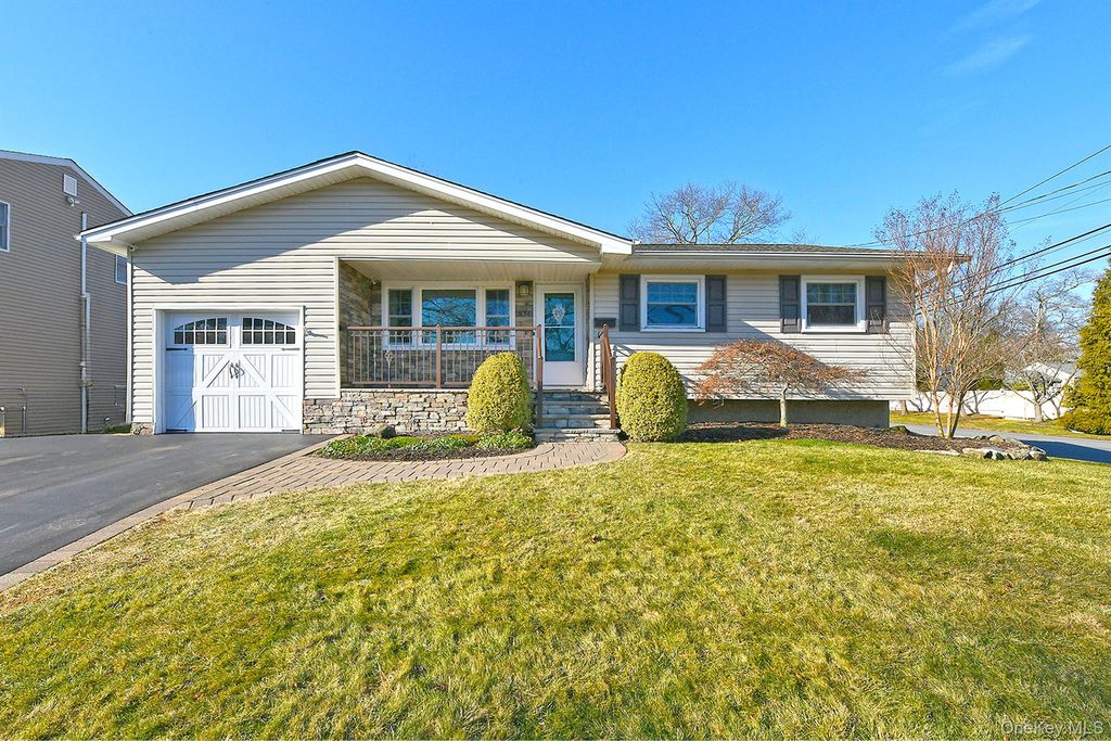 534 Hyman Avenue, West Islip, NY 11795