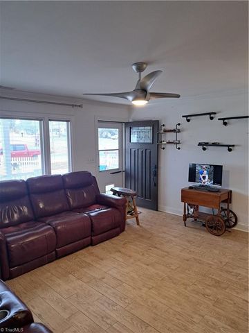 1 N Forrest Drive, Thomasville, NC 27360