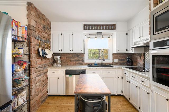 1 N Forrest Drive, Thomasville, NC 27360