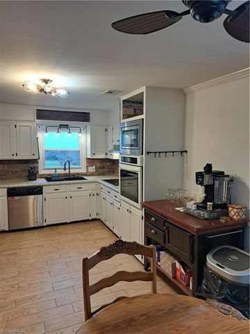 1 N Forrest Drive, Thomasville, NC 27360