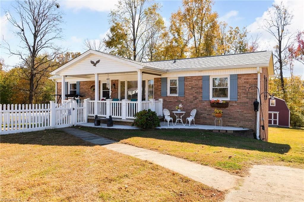 1 N Forrest Drive, Thomasville, NC 27360