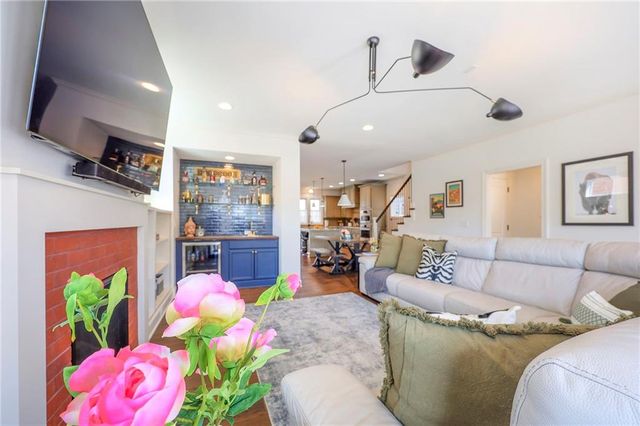 716 W 45th Street, Kansas City, MO 64111