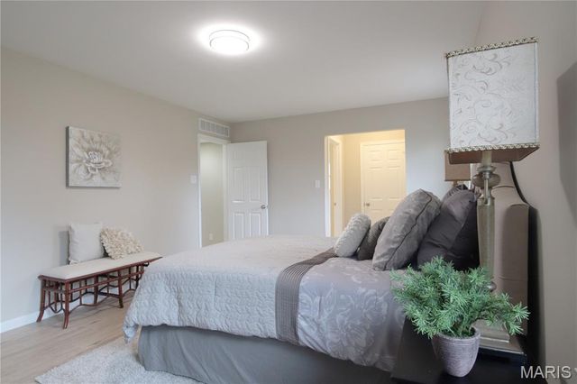 13815 olive Boulevard, Chesterfield, MO 63017