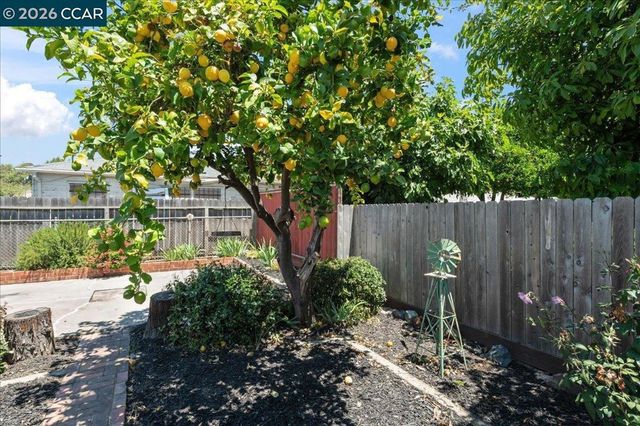 850 Harmony Dr, Hayward, CA 94541