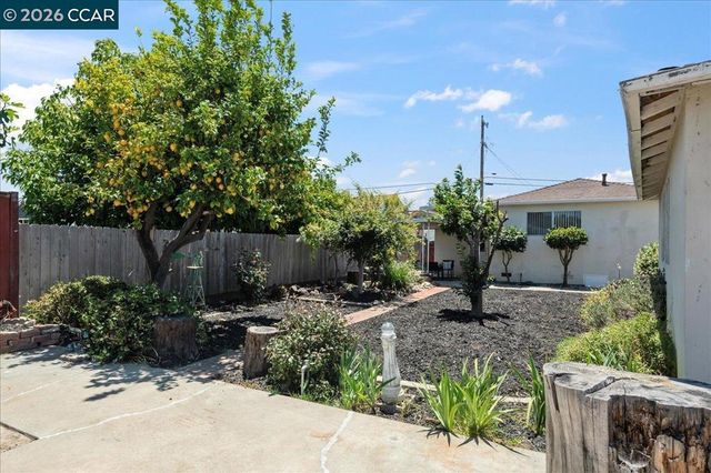 850 Harmony Dr, Hayward, CA 94541