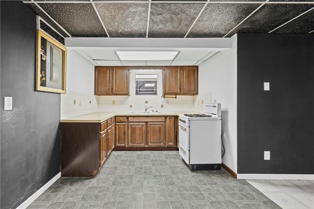 805 NE 2nd Street, Blue Springs, MO 64014