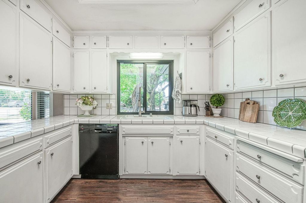 Image 12 of property listing at 7668 N Hayston Avenue, Fresno, CA 93720