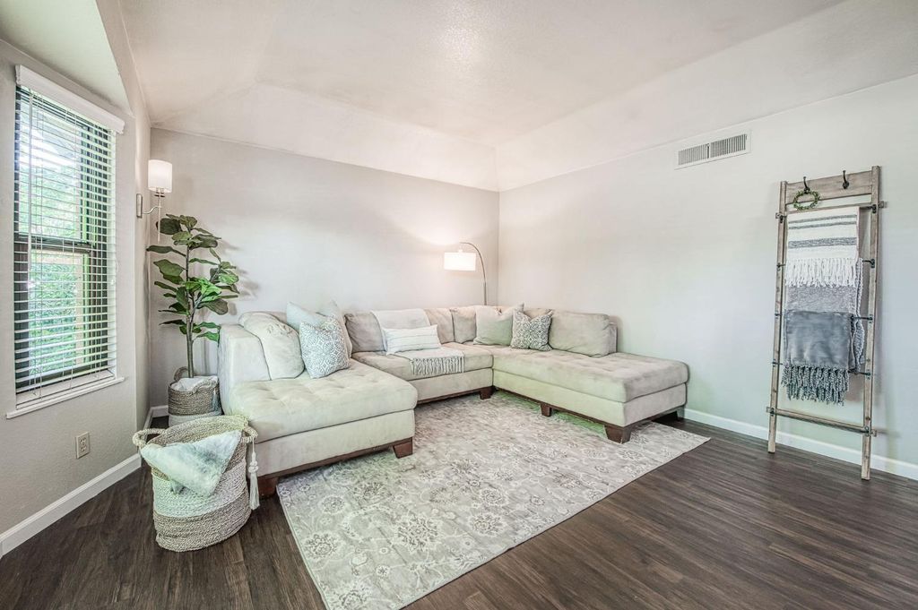 Image 7 of property listing at 7668 N Hayston Avenue, Fresno, CA 93720