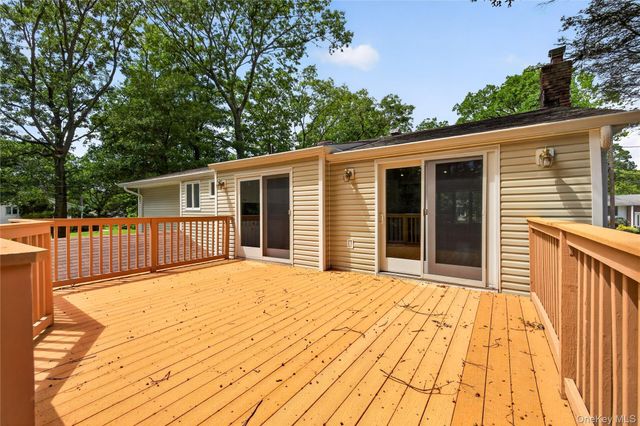 11 Penguin Lane, Commack, NY 11725