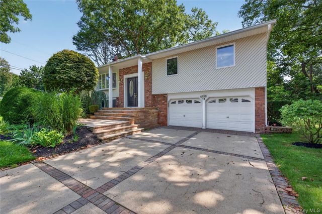 11 Penguin Lane, Commack, NY 11725