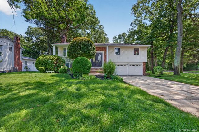 11 Penguin Lane, Commack, NY 11725